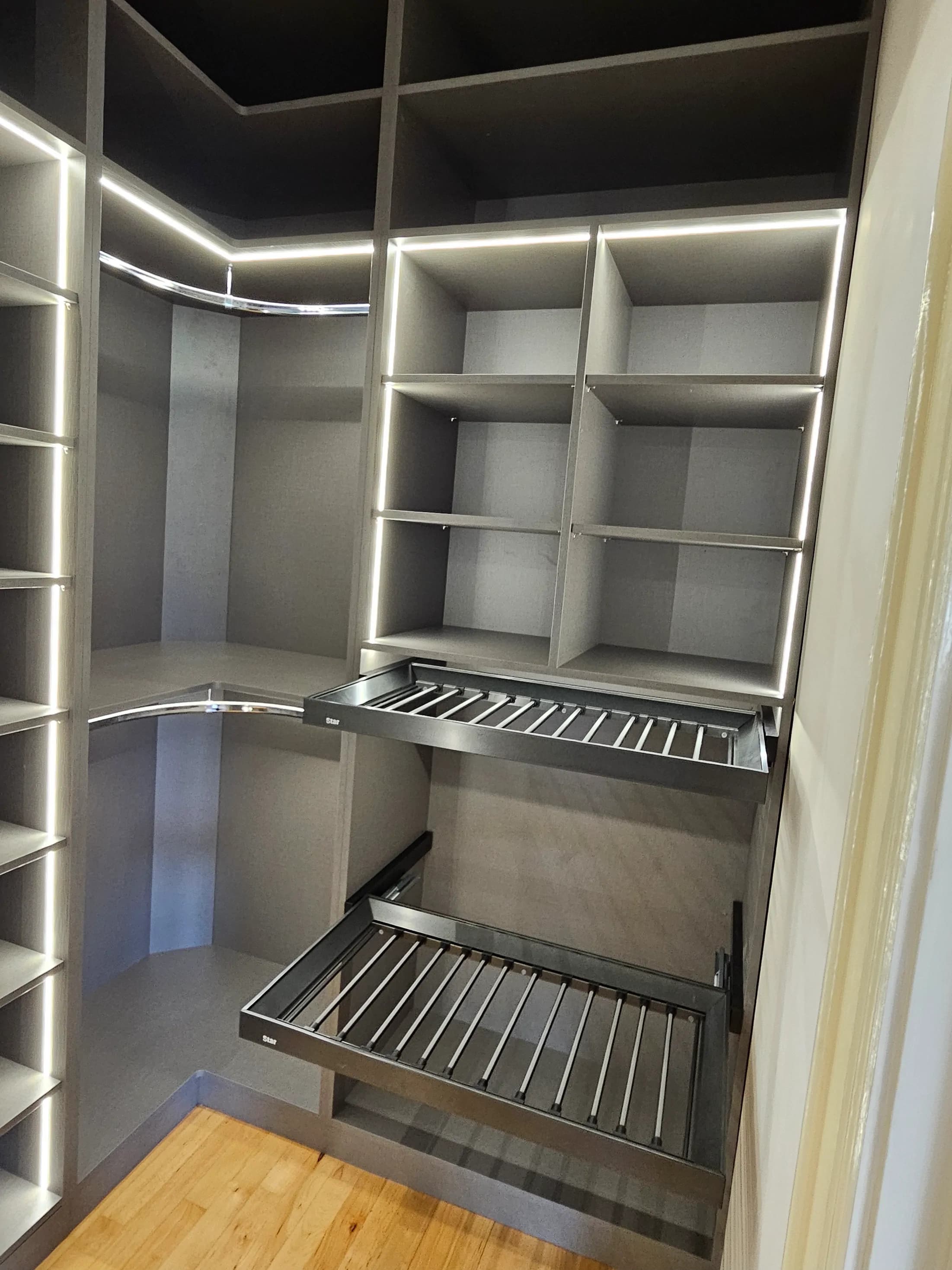 Walk-in Wardrobes project photo 7