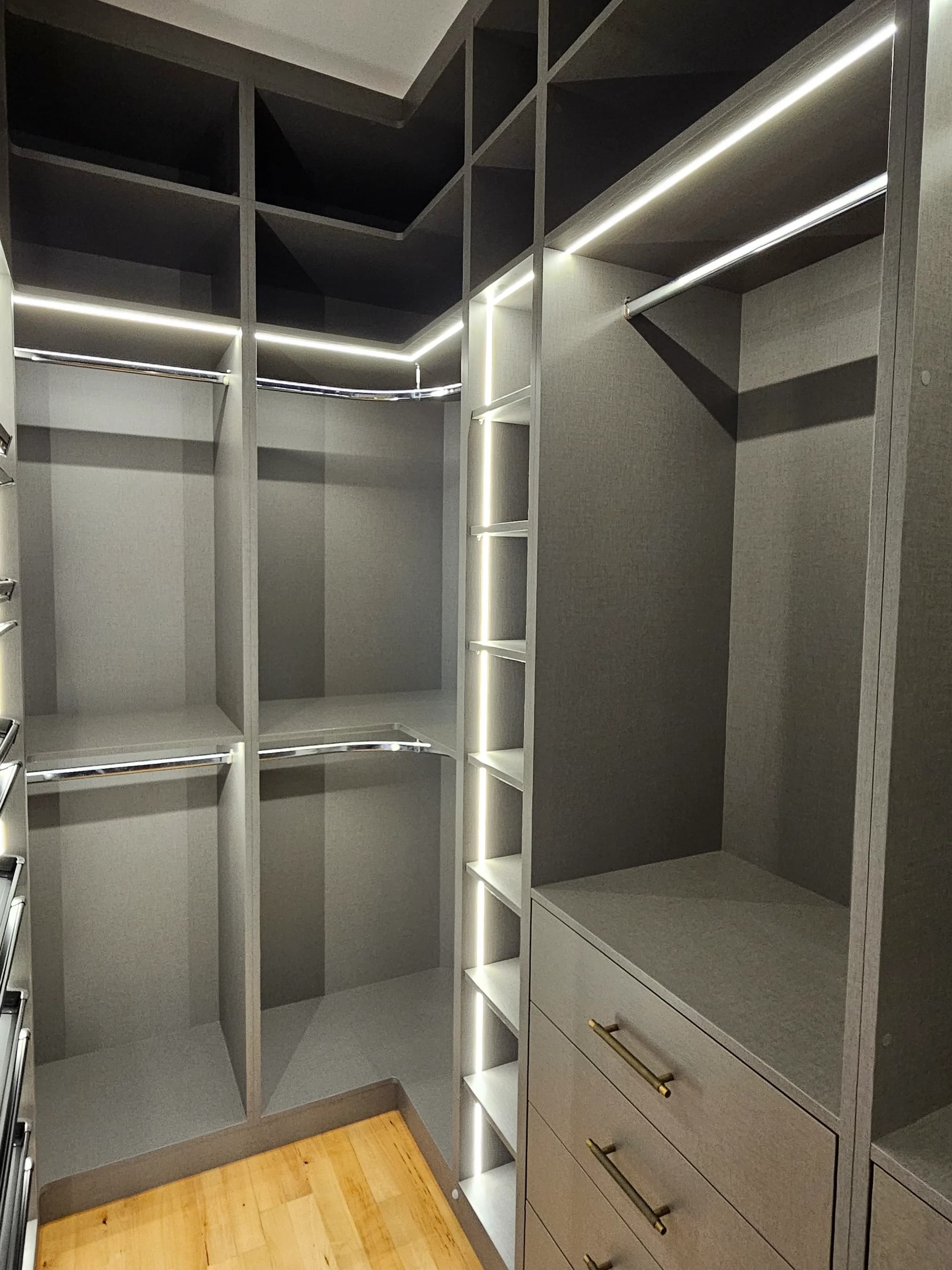 Walk-in Wardrobes project photo 9